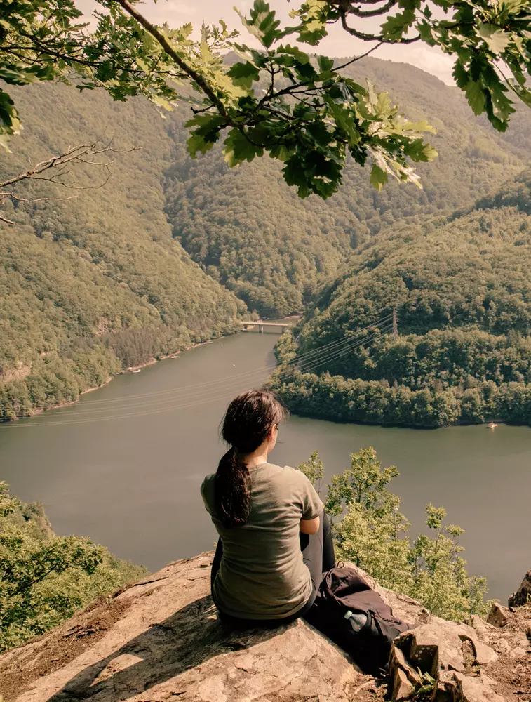 giovane donna di spalle che contempla il panorama dall’alto