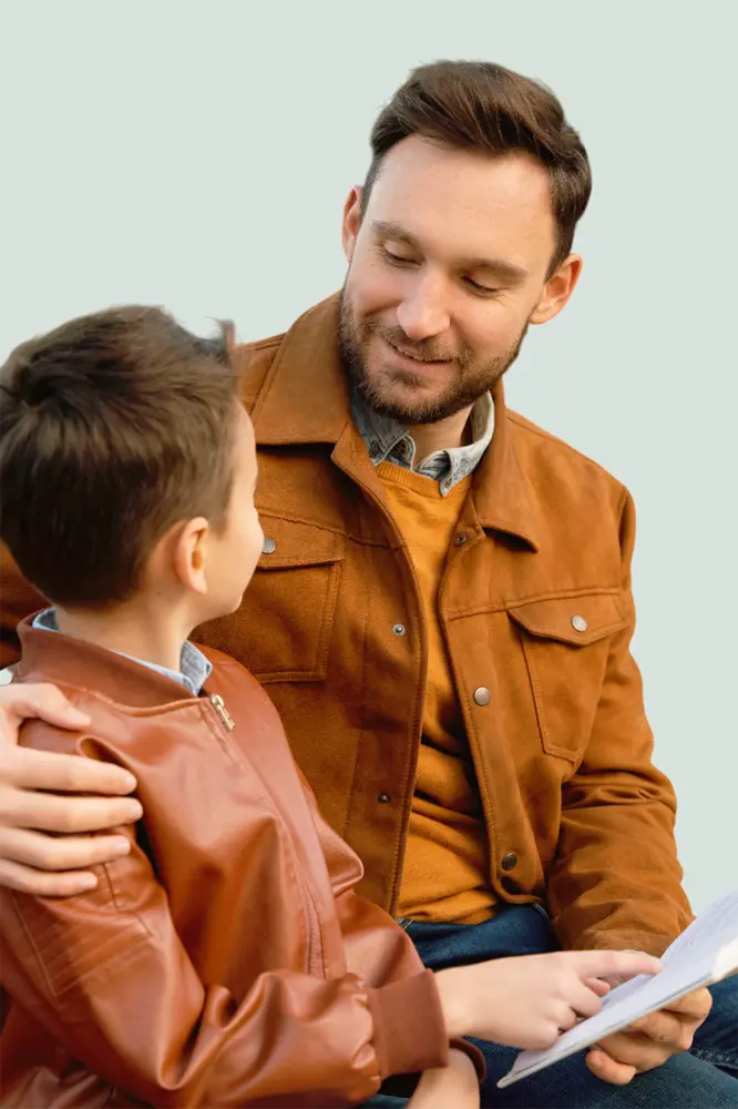 Genitore e figlio che parlano sorridendo